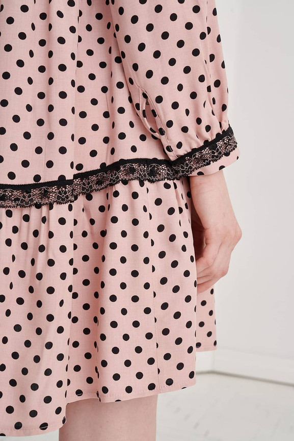 Różowa sukienka w groszki z dekoltem caro Blue Shadow