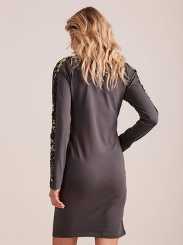 Sukienka zdobiona cekinami wzdłuż rękawów antracyt