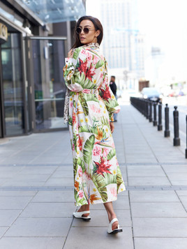 Biała sukienka w kwiaty szmizjerka By o la la