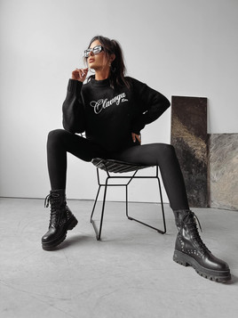 Czarny sweter z haftem LOCO OLAVOGA