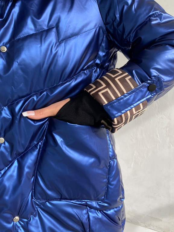 Atramentowa kurtka z kapturem wysoka stójka Yups