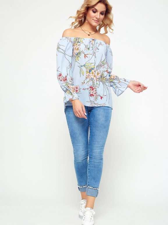 Blękitna bluzka z krepy z kwiatowym nadrukiem