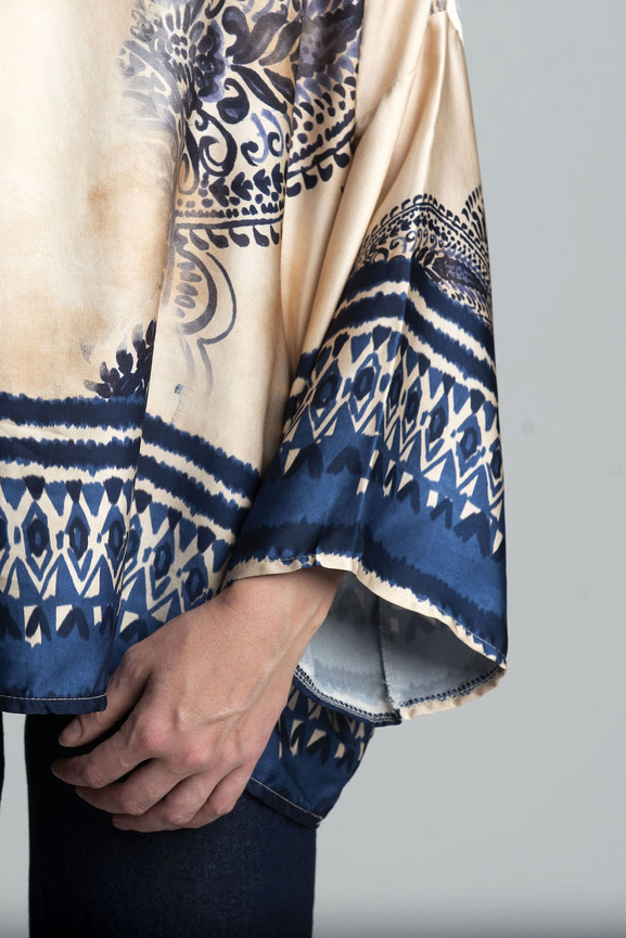 Beżowo-granatowa bluzka oversize wzór orientalny