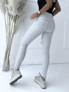 Jasnobeżowe jeansy z podszytymi przetarciami By o la la