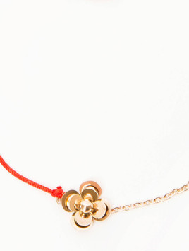Bransoletka na czerwonym sznurku z trójwymiarowym kwiatkiem