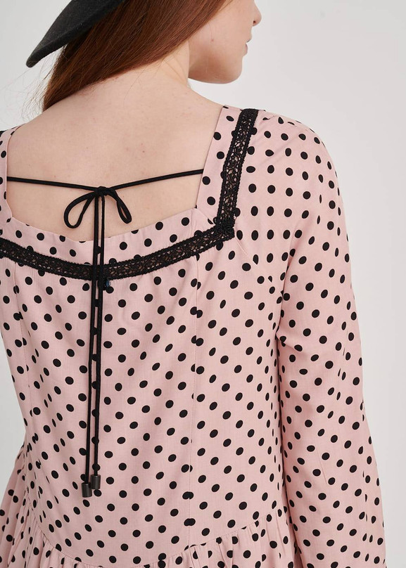 Różowa sukienka w groszki z dekoltem caro Blue Shadow