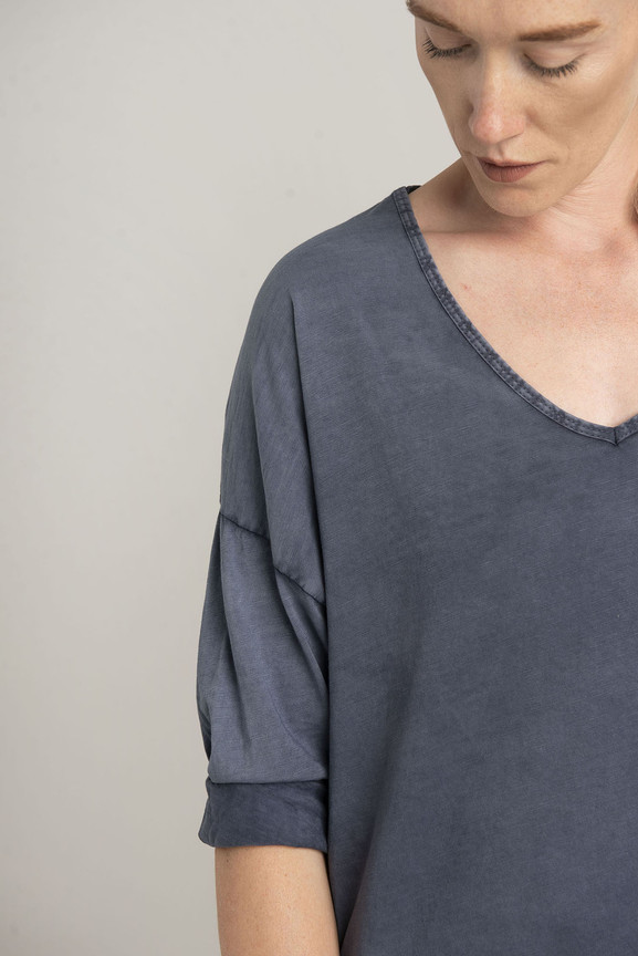 Niebieska bluzka z bawełny w serek