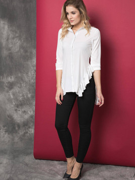 Koszula La Diva zdobiona falbankami po bokach biała