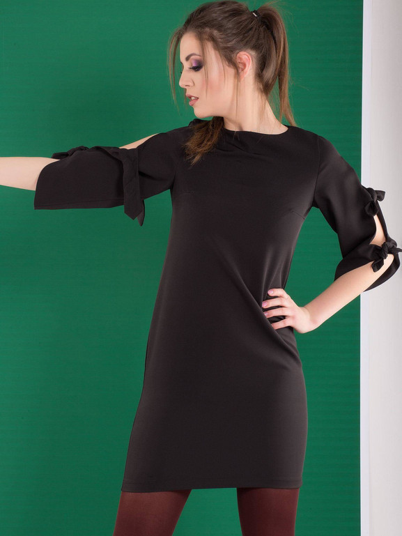 Sukienka zdobiona rozciętymi rękawami czarna