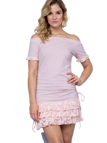 Sukienka Lemonada zdobiona dekoltem carmen i koronkowymi falbankami różowa