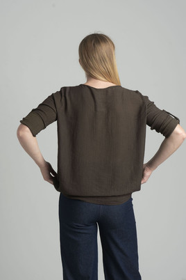 Brązowa prążkowana koszula z dekoltem V