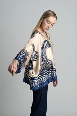 Beżowo-granatowa bluzka oversize wzór orientalny