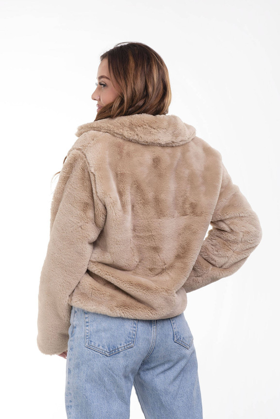 Beżowe krótkie futerko z wiskozy