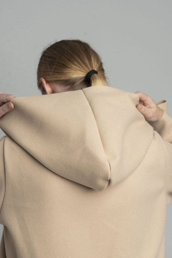 Beżowy dwurzędowy płaszcz z kapturem