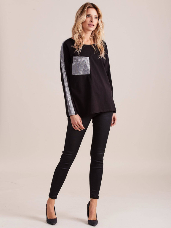 Bluzka o szerokim kroju z ozdobną kieszenią czarna