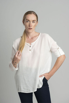 Biała prążkowana koszula z dekoltem V