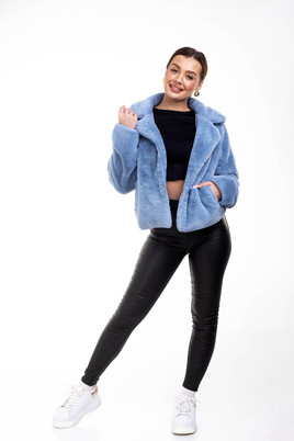 Niebieskie krótkie futerko z wiskozy