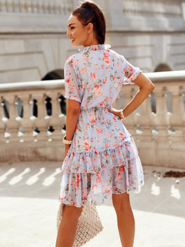 Niebieska sukienka w kwiaty falbany 