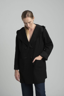 Czarny dwurzędowy płaszcz z kapturem