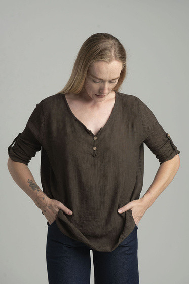 Brązowa prążkowana koszula z dekoltem V