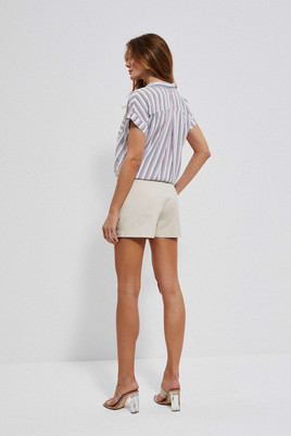 Beżowe krótkie szorty z ozdobnymi guzikami Moodo