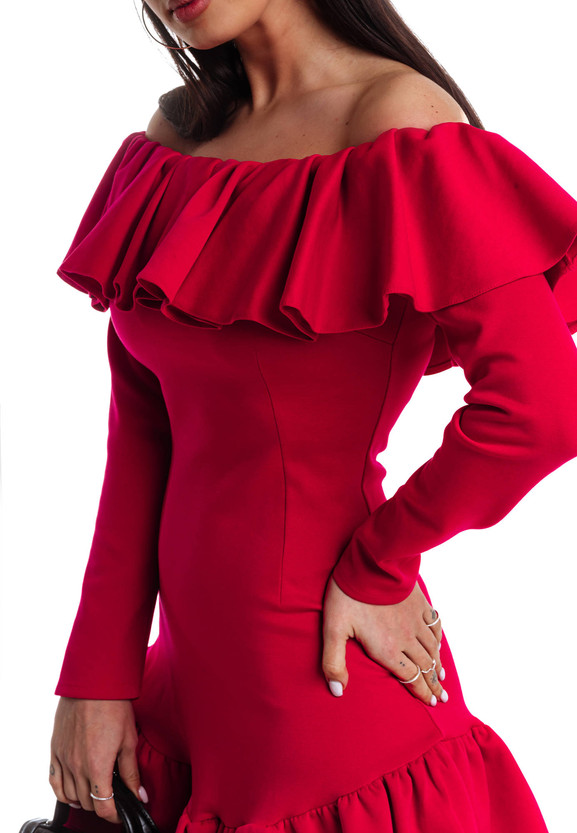 Różowa sukienka z dekoracyjną falbaną przy dekolcie La Diva