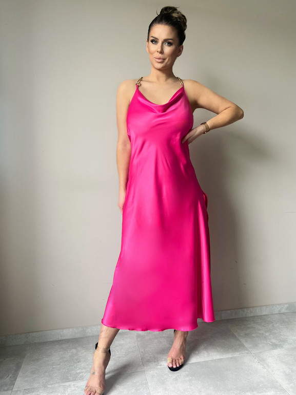 Różowa sukienka satynowa z biżuteryjnym łańcuszkiem By o la la
