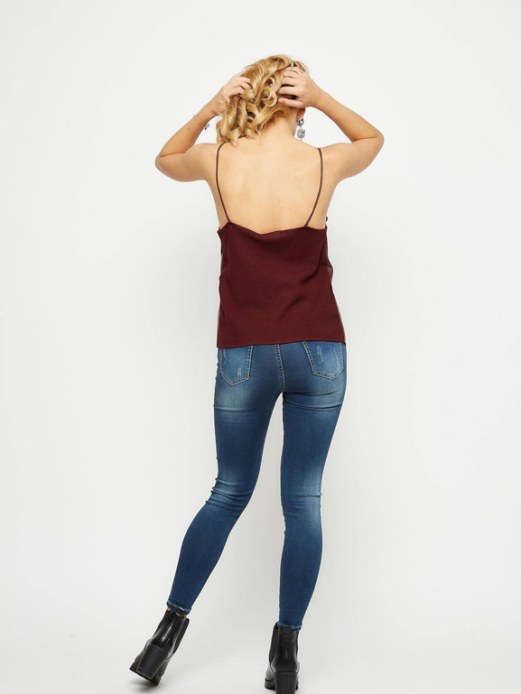 Top ze skóry ekologicznej zdobiony koronką przy dekolcie bordowy