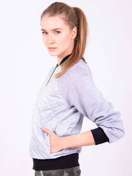 KURTKA PIKOWANA Z KONTRASTOWYMI ŚCIĄGACZAMI