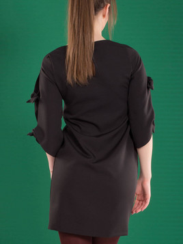 Sukienka zdobiona rozciętymi rękawami czarna