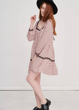 Różowa sukienka w groszki z dekoltem caro Blue Shadow