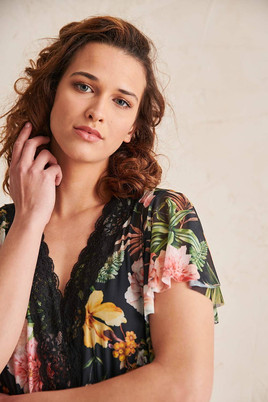 Czarna sukienka w kwiaty dekolt V Blue Shadow