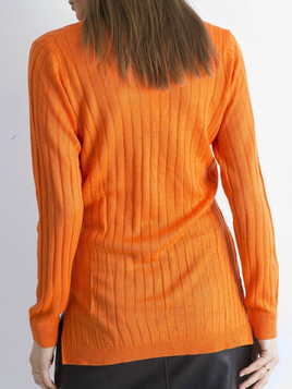 Sweter cienki slimowany z dekoltem w serek pomarańczowy