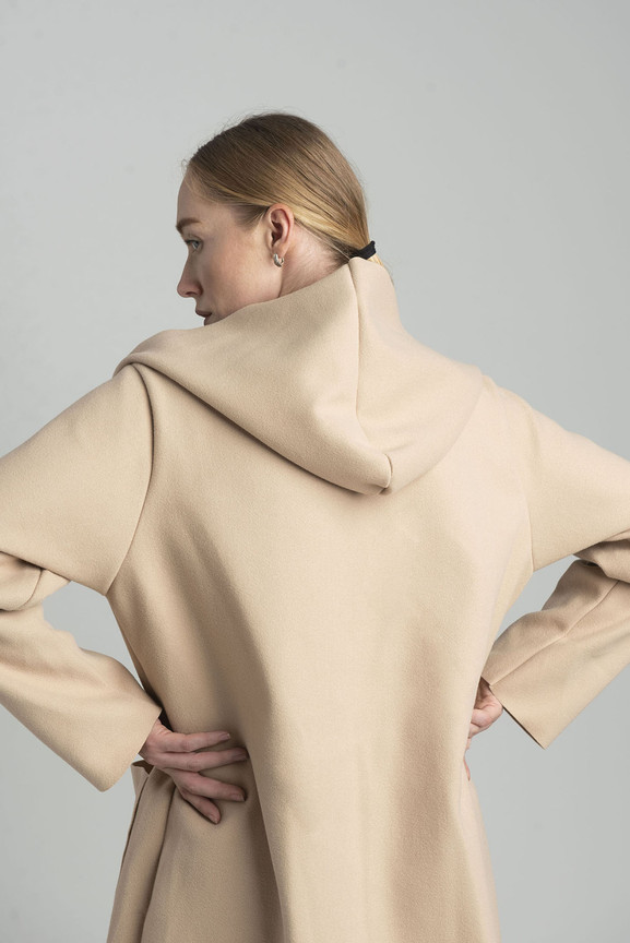 Beżowy dwurzędowy płaszcz z kapturem