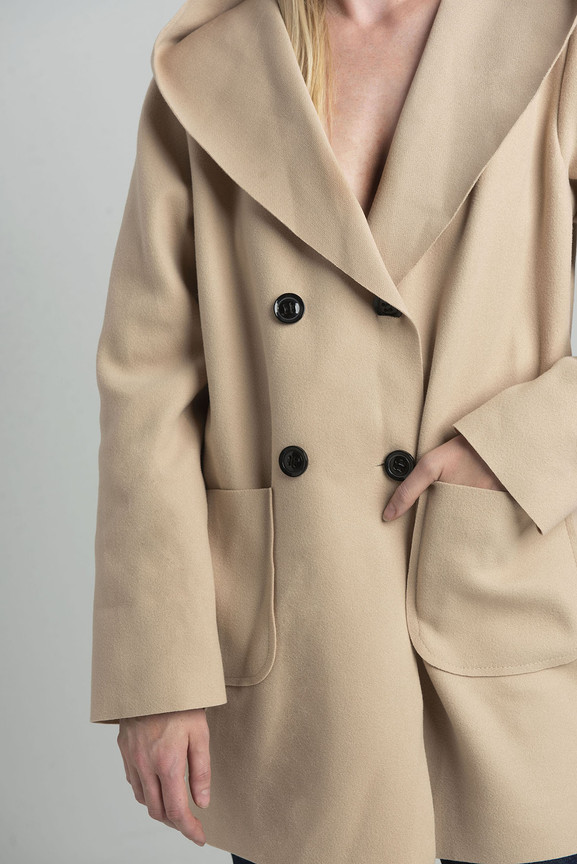 Beżowy dwurzędowy płaszcz z kapturem
