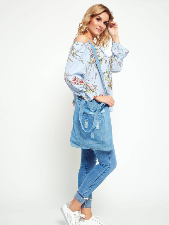 Blękitna bluzka z krepy z kwiatowym nadrukiem