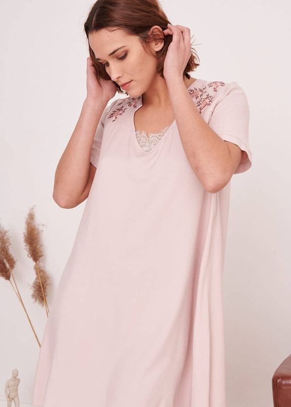 Różowa sukienka z haftem Blue Shadow