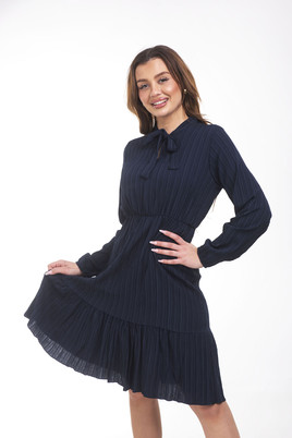 Granatowa sukienka z wiązaniem pod szyją i elastyczną talią