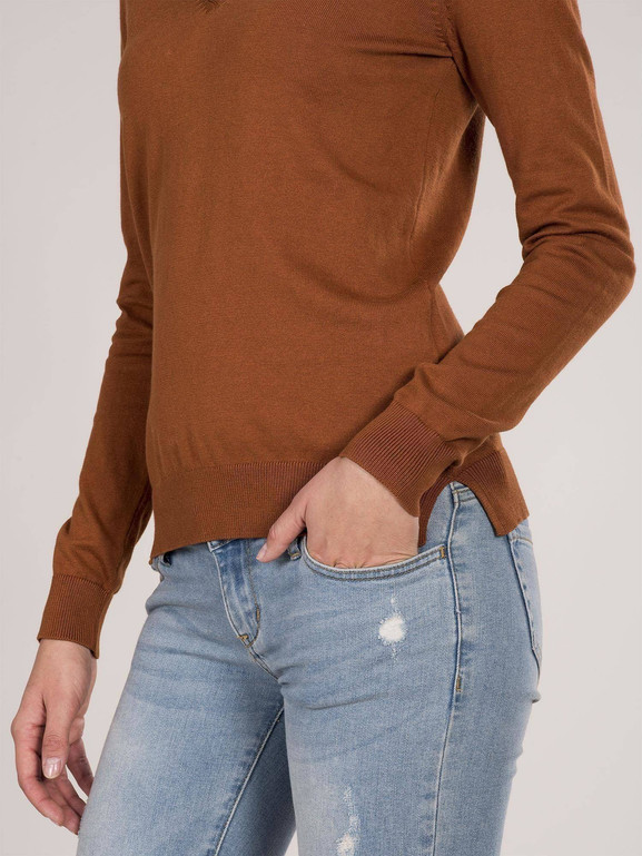 Sweter z dekoltem w serek brązowy