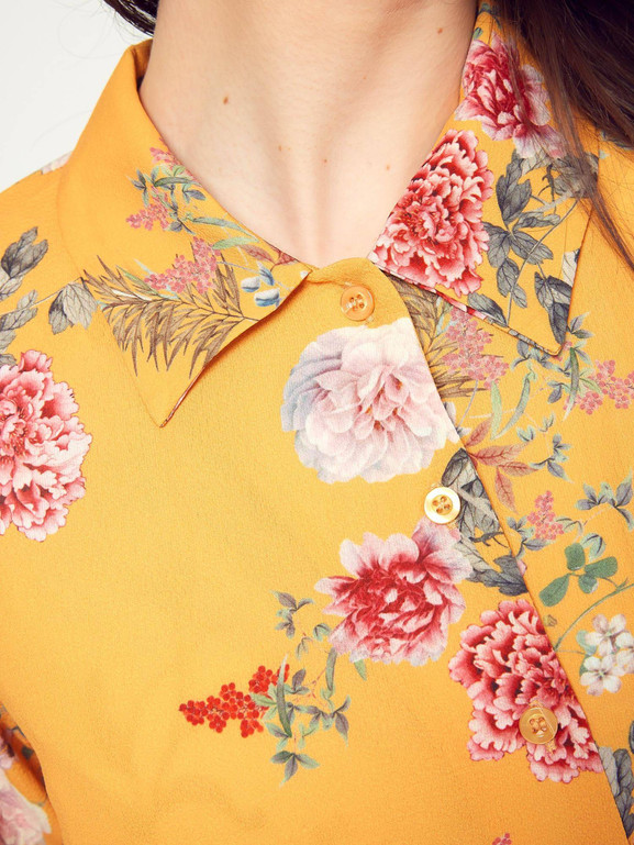 Sukienka kwiatowa ukośnie rozpinana żółta