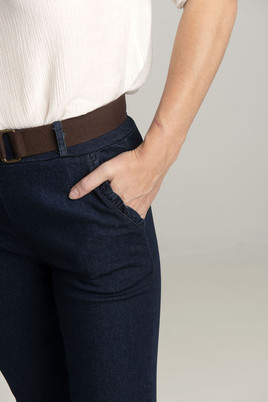 Granatowe spodnie boyfriend z falbanką