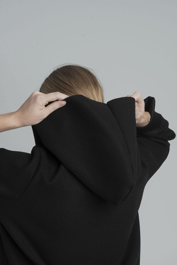 Czarny dwurzędowy płaszcz z kapturem