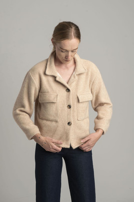 Beżowa krótka dzianinowa kurtka 