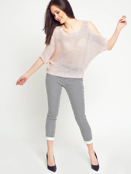 Sweter cold shoulders z perełkami różowy