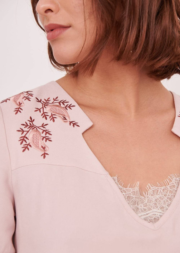 Różowa sukienka z haftem Blue Shadow