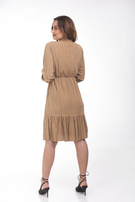 Karmelowa sukienka z wiązaniem pod szyją i elastyczną talią