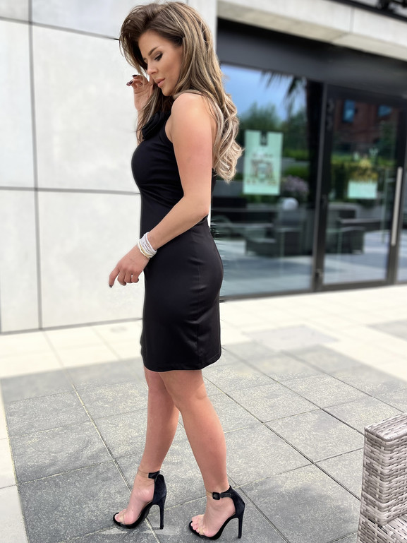 Czarna sukienka mini z efektowną różą By o la la