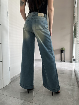 Niebieskie jeansy z szerokimi nogawkami By o la la