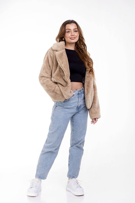 Beżowe krótkie futerko z wiskozy