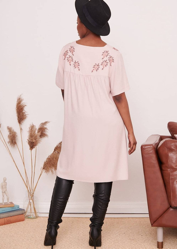 Różowa sukienka z haftem Blue Shadow